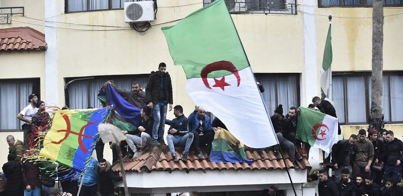 Algérie : à l’approche de la présidentielle, les opposants au scrutin entament une grève générale