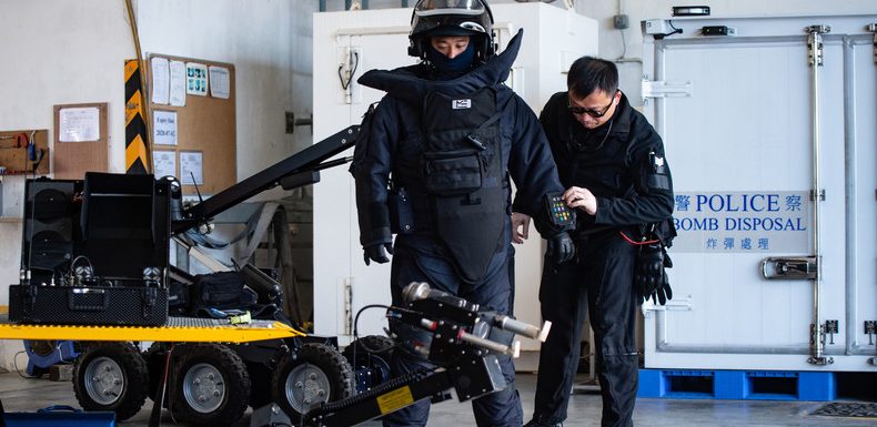 Hong-Kong : la police annonce la découverte de deux bombes artisanales dans un collège