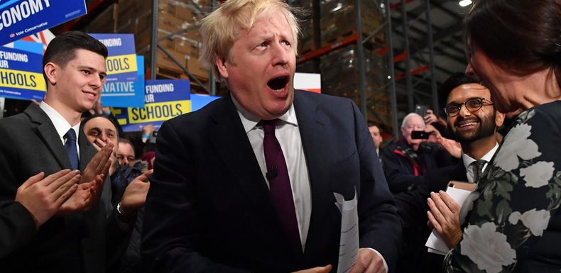 Tractopelle, parodie de Hugh Grant : la communication pro-Brexit délurée de Boris Johnson