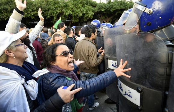 Algérie : à moins de 24h de la présidentielle, les opposants au scrutin investissent la rue (VIDEOS)