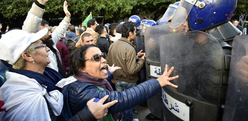 Algérie : à moins de 24h de la présidentielle, les opposants au scrutin investissent la rue (VIDEOS)