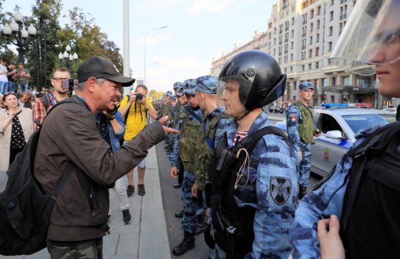 D’abord un gobelet, puis une pierre ? Poutine met en garde contre la violence anti-policiers