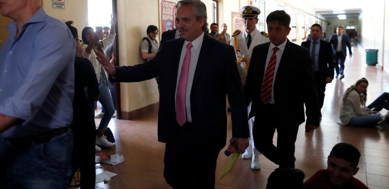 Argentine : fraîchement élu président, Fernandez fait passer des oraux à ses étudiants à la fac
