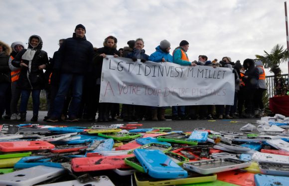 Menacés de licenciements, les employés d’une usine détruisent des milliers de smartphones (VIDEO)