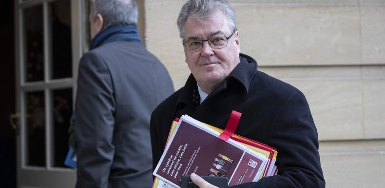 Transparence : Delevoye déclare finalement 13 mandats… et plaide une erreur «réparée»