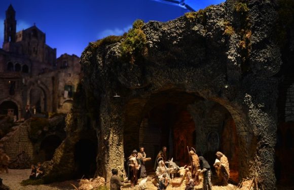 «Stop aux fachos !» : à Toulouse, des militants anticapitalistes interrompent une crèche vivante