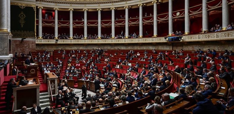 Une députée LREM «regrette» d’avoir arraché un micro des mains d’un Gilet jaune lors d’un débat