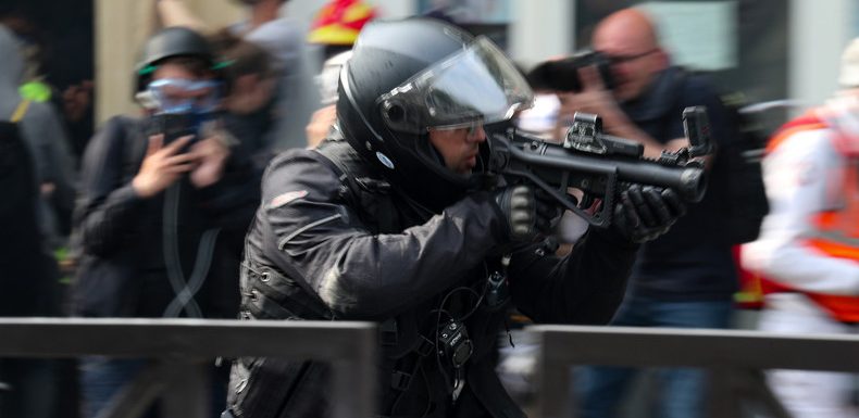 LBD, munitions, grenades : les armes du maintien de l&rsquo;ordre sont-elles vraiment toutes classées ?