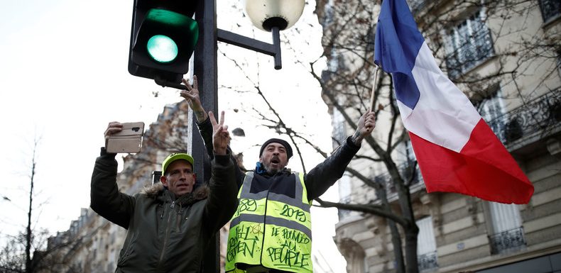 Les Gilets jaunes célèbrent à leur manière l’anniversaire d’Emmanuel Macron pour leur acte 58