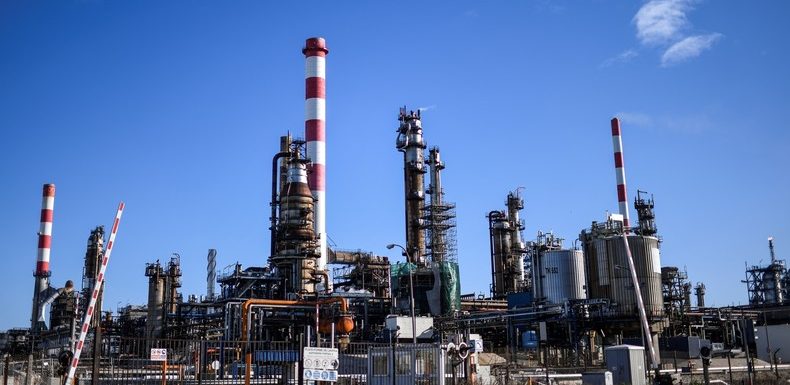 Les syndicalistes de la CGT mettent à l’arrêt deux raffineries de pétrole dans l’Hexagone