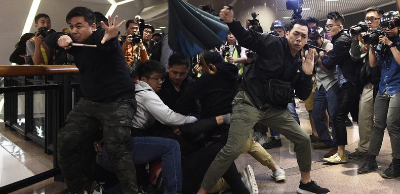 Hong Kong : heurts entre manifestants et policiers dans plusieurs centres commerciaux (VIDEOS)