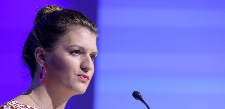 Opposée sur Twitter à un ancien cadre du FN, Marlène Schiappa pose avec une poupée métisse
