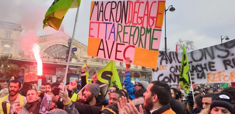 A Paris, cheminots et agents de la RATP manifestent malgré les fêtes (IMAGES)