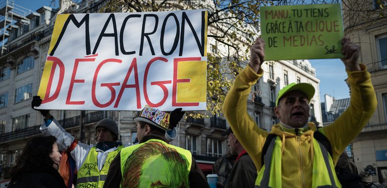 Macron 2019 : une année compliquée face à la rue et aux scandales entourant ses collaborateurs