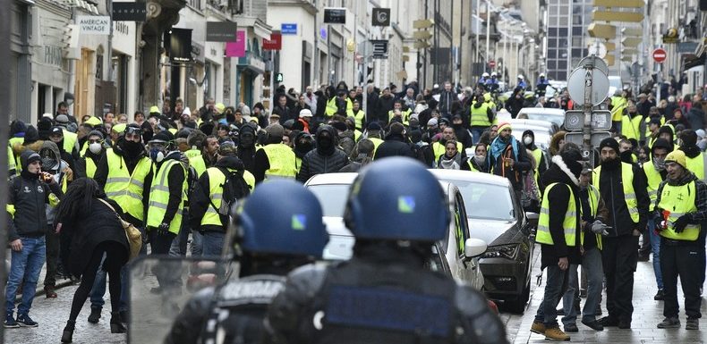 Un Gilet jaune «radicalisé» condamné à 48 mois de prison après des violences contre des policiers