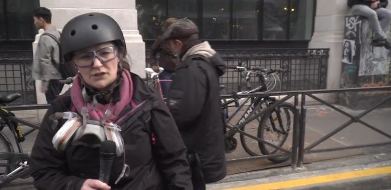 Une correspondante de RT prise à partie pendant la manifestation à Paris (VIDEO)