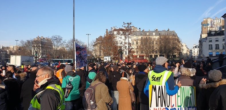 Contre la réforme des retraites, des grévistes de l’Opéra de Paris se produisent en plein air