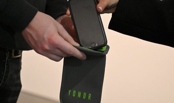 Téléphone interdit: ces salles de spectacle qui confisquent les portables