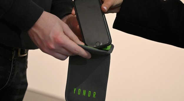 Téléphone interdit: ces salles de spectacle qui confisquent les portables