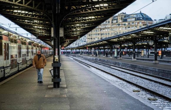 France : la grève pourrait durer jusqu’à Noël, Macron défend la réforme des retraites