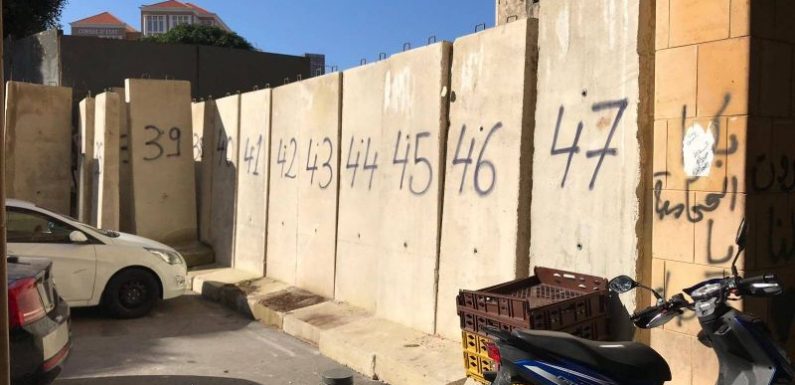 Un mur de béton installé près de la Place Riad el-Solh dans le centre de Beyrouth