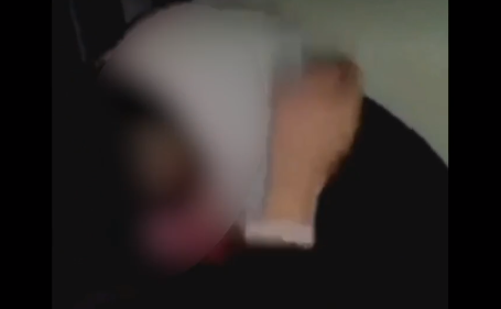 Un site de presse diffuse la vidéo d’un jeune ado se faisant frapper et uriner dessus par des immigrés