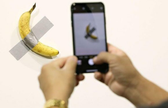 Des bananes retenues à un mur avec du ruban adhésif retiennent l’attention à Art Basel Miami Beach