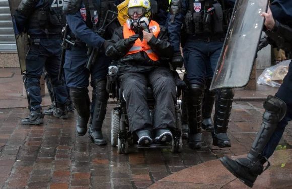 « Gilets jaunes » à Toulouse : Un fauteuil roulant peut-il être considéré comme une arme ?