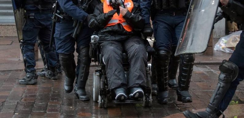 « Gilets jaunes » à Toulouse : Un fauteuil roulant peut-il être considéré comme une arme ?