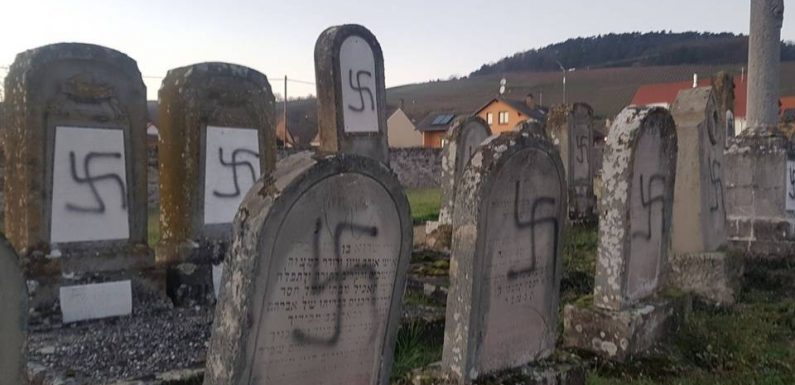 Cimetière juif profané en Alsace: Macron dénonce «l’antisémitisme», Castaner attendu sur place