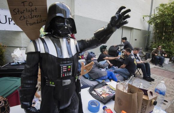 Des fans de « Star Wars » font déjà la queue devant un cinéma mythique de Los Angeles… Mark Hamill rend hommage à Luke Skywalker…