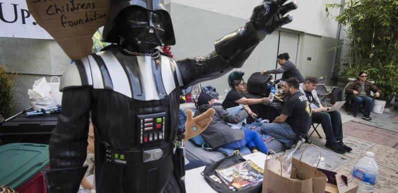 Des fans de « Star Wars » font déjà la queue devant un cinéma mythique de Los Angeles… Mark Hamill rend hommage à Luke Skywalker…