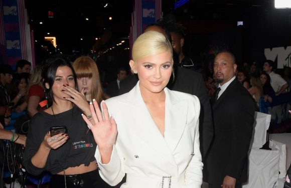 VIDEO. Kylie Jenner présente sa décoration de Noël… Harry Styles dément se servir de sa sexualité pour faire le buzz…