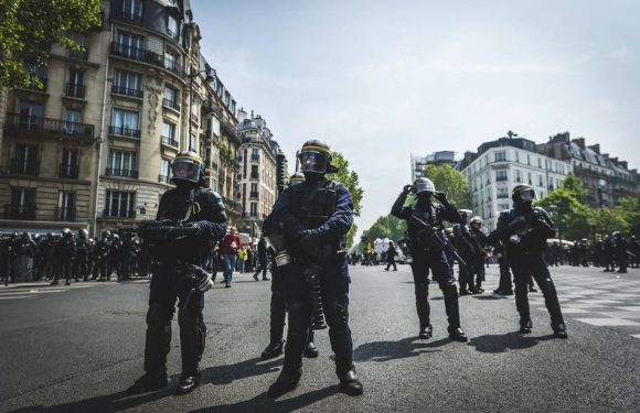 « A partir de maintenant, ça sera œil pour œil… » Des CRS ont reçu chez eux des lettres menaçant leur famille