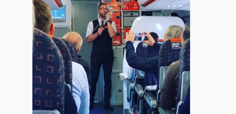 Un steward alsacien reprend « All I want for Christmas is you » de Mariah Carey devant les passagers d’un avion