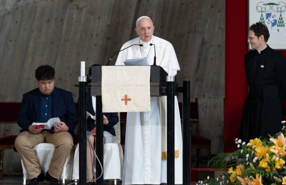 Le pape lève le secret pontifical sur les agressions sexuelles et accepte la démission d&rsquo;un ambassadeur du Vatican accusé par trois hommes