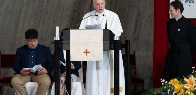 Le pape lève le secret pontifical sur les agressions sexuelles et accepte la démission d’un ambassadeur du Vatican accusé par trois hommes