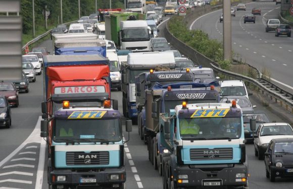 Pourquoi les transporteurs routiers vont-ils bloquer quinze sites en France ce samedi ?