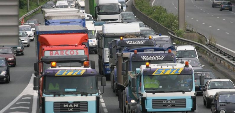 Pourquoi les transporteurs routiers vont-ils bloquer quinze sites en France ce samedi ?