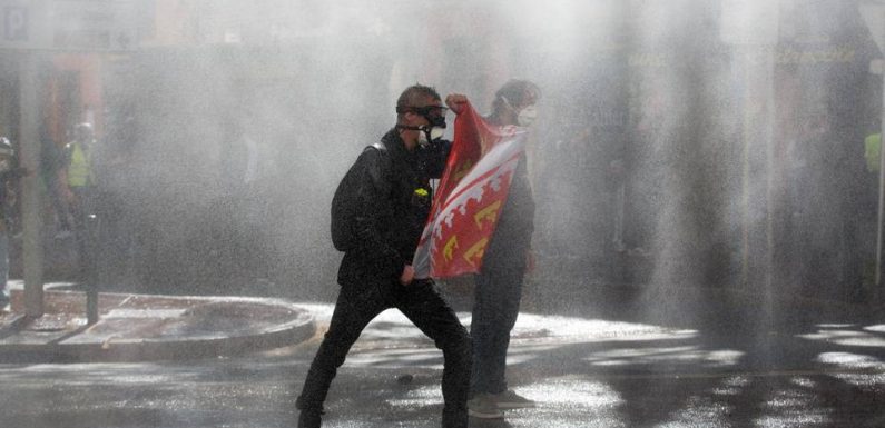 Oui, la Préfecture de police va bien emprunter des lanceurs d’eau aux pompiers pour la manifestation du 5 décembre à Paris