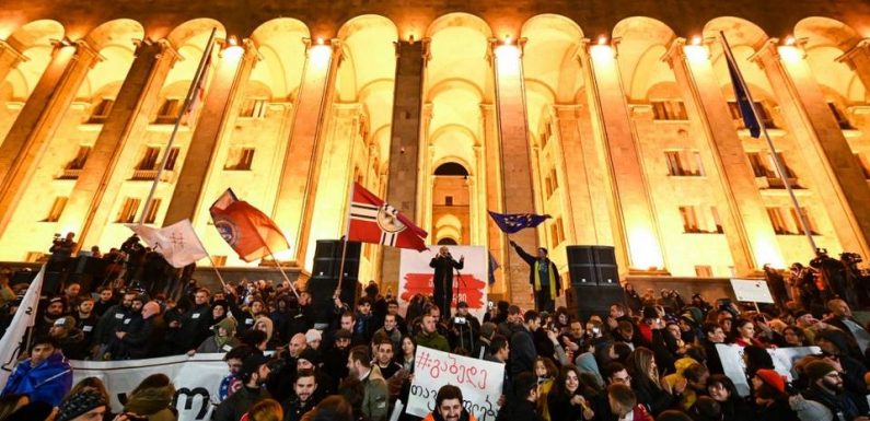 Géorgie : L’opposition jette une substance non-identifiée, la séance interrompue à cause de l’odeur d’excréments