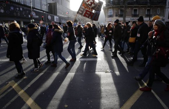 Grève du 10 décembre : Dans le cortège parisien, des manifestants partagés entre espoir et lassitude face au gouvernement