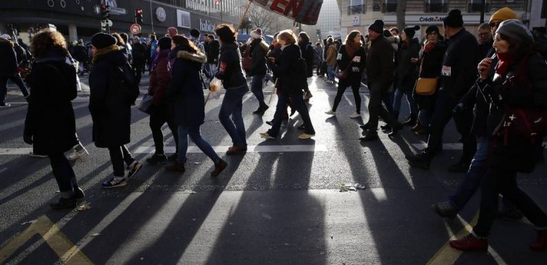 Grève du 10 décembre : Dans le cortège parisien, des manifestants partagés entre espoir et lassitude face au gouvernement