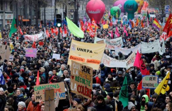 Retraites: La Préfecture de Paris fait de nouveau fermer les commerces sur le parcours mardi