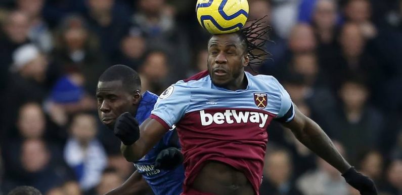 West Ham : A la veille de son match, Michail Antonio se déguise en bonhomme de neige et plante sa voiture dans un jardin