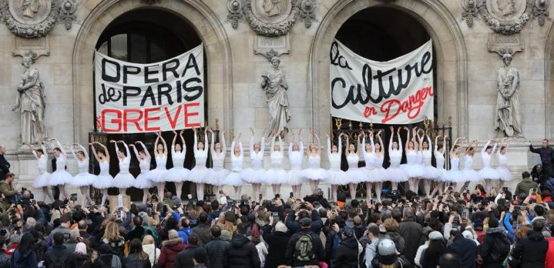 Paris : En grève, les petits rats de l’Opéra dansent gratuitement sur le parvis du Palais Garnier