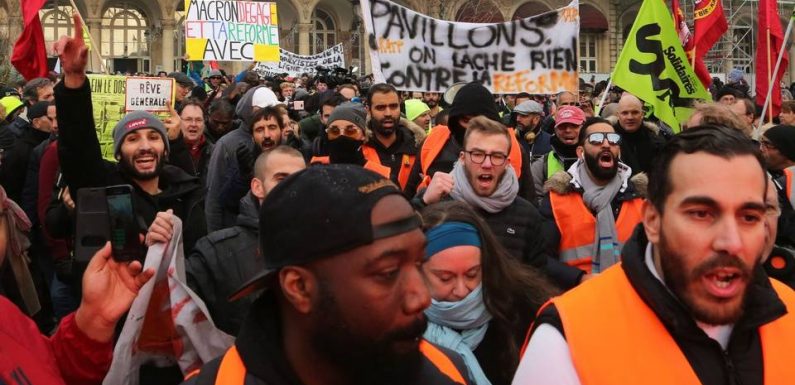 VIDEO. Retraites : Une manifestation réunit quelques centaines de personnes à Paris au lendemain de Noël