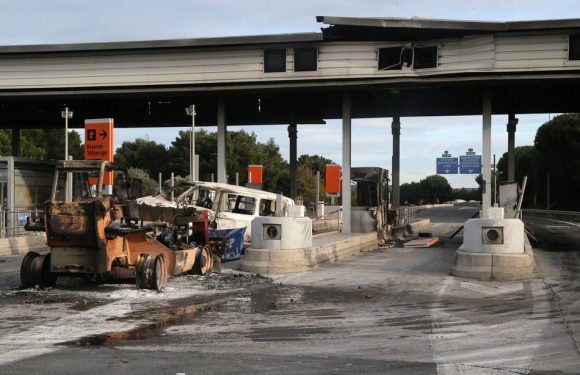 « Gilets jaunes » à Narbonne : Prison ferme requise contre 27 manifestants pour l’incendie d&rsquo;un péage