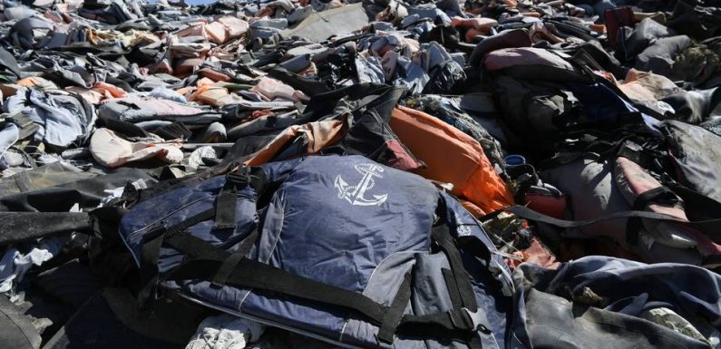 Poitiers : Une œuvre d’art en « gilets », hommage aux migrants, incendiée