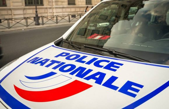 Non, un policier de la BAC n&rsquo;a pas brandi son arme de service sur des « gilets jaunes »